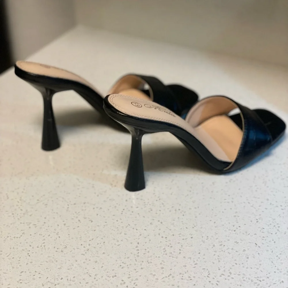 Black heels - Picture 3 of 3